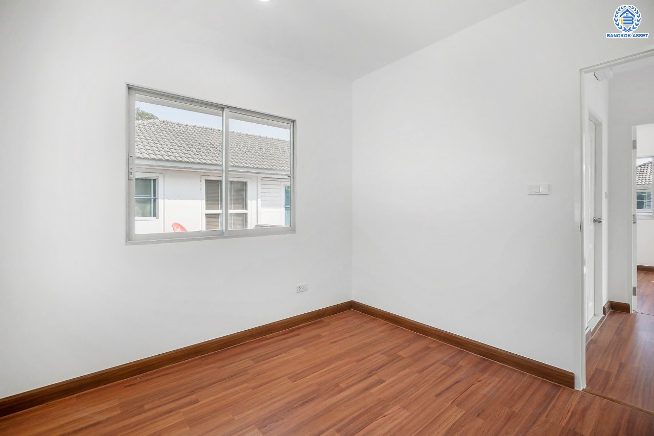 บ้านมือสองตกแต่งใหม่ โครงการ พฤกษ์ลดา1 บางใหญ่ บนเนื้อที่ 50 ตร.ว. ฟังก์ชัน 4 ห้องนอน (ห้องนอนชั้นล่าง 1 ห้อง) 2 ห้องน้ำ 2 ที่จอดรถ ทำเลเดินทางสะดวก เชื่อมต่อถนนกาญจนาภิเษก ใกล้รถไฟฟ้าสายสีม่วง "สถานีคลองบางไผ่" และทางด่วน "กาญจนาภิเษก"